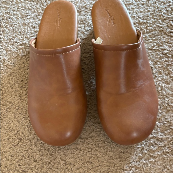 Universal Thread Tan Clogs - Picture 2 of 3